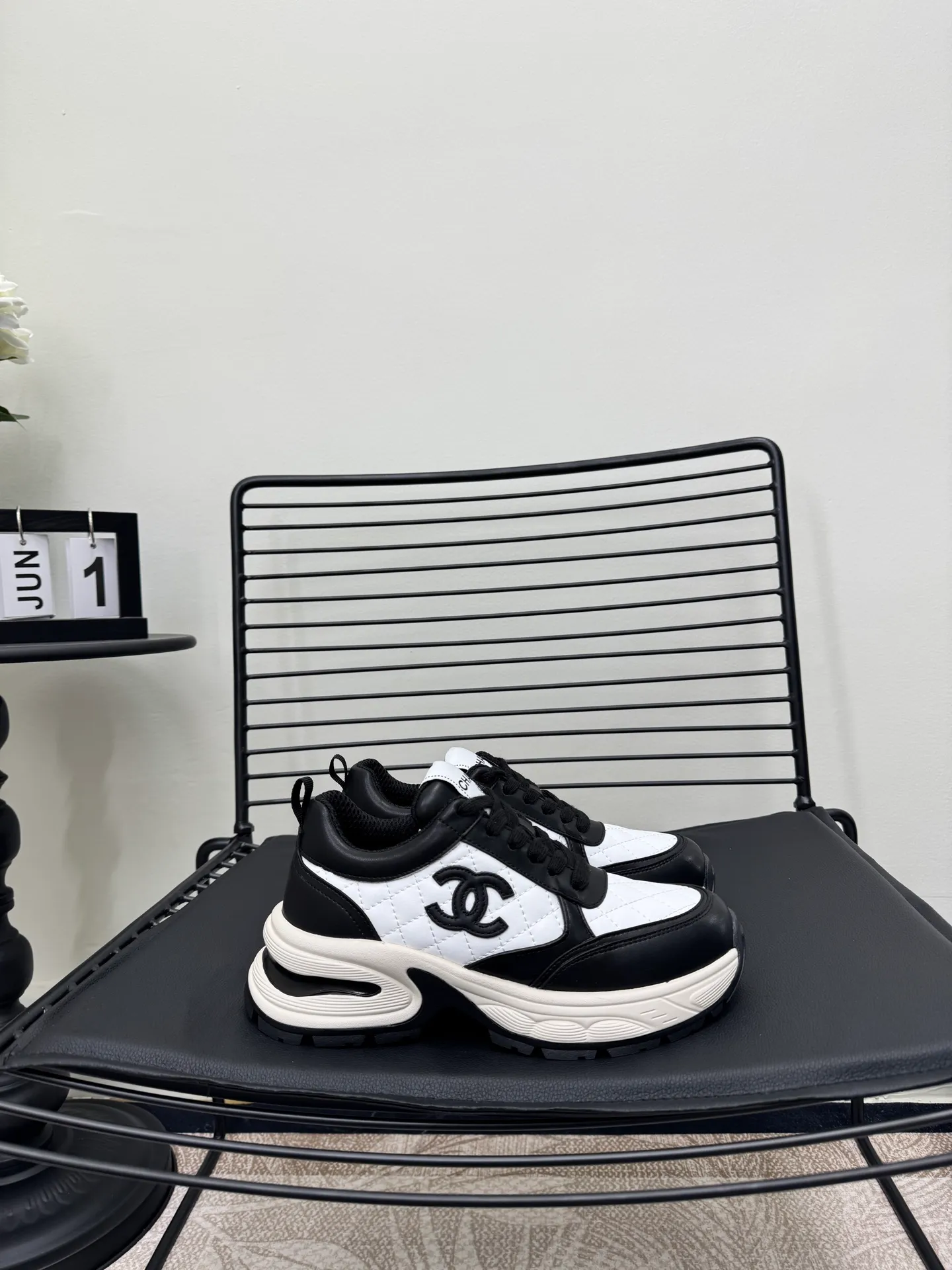 Men's men's shoes pP660! Size: 35-41 Chanel 25C new Chanel sports and casual shoes. Versatile white shoes. You can’t go wrong with the styles. The contrasting colors are full of vitality. The logo embossed on the side is very delicate on the feet. The upper is made of original customized materials. The original outsole.